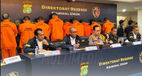 Para tersangka kasus penculikan dan pembunuhan Kepala Cabang Pembantu Bank, M Ilham Pradipta (MIP), dihadirkan dalam sesi konferensi pers. (X@DivHumas_Polri)